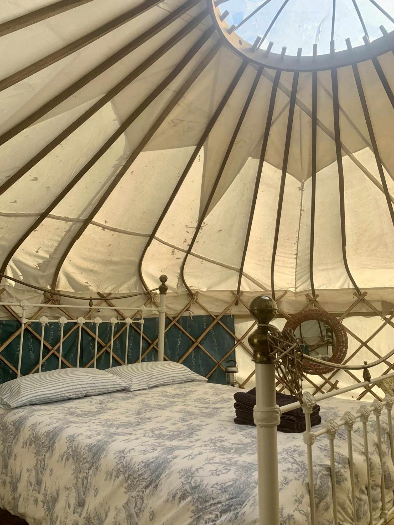Ceridwen Glamping, Double Decker Bus And Yurts Hotel Llandysul Ngoại thất bức ảnh