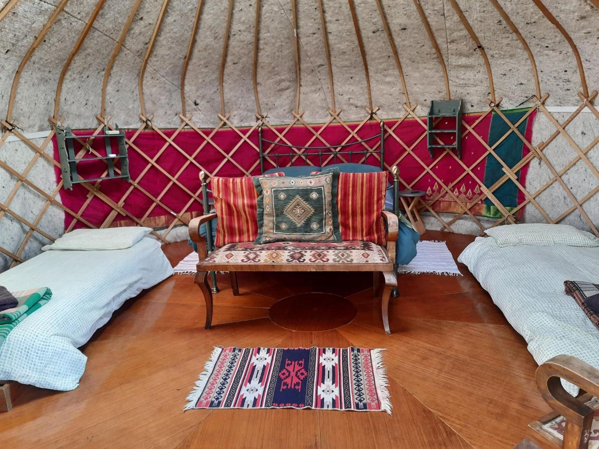 Ceridwen Glamping, Double Decker Bus And Yurts Hotel Llandysul Ngoại thất bức ảnh