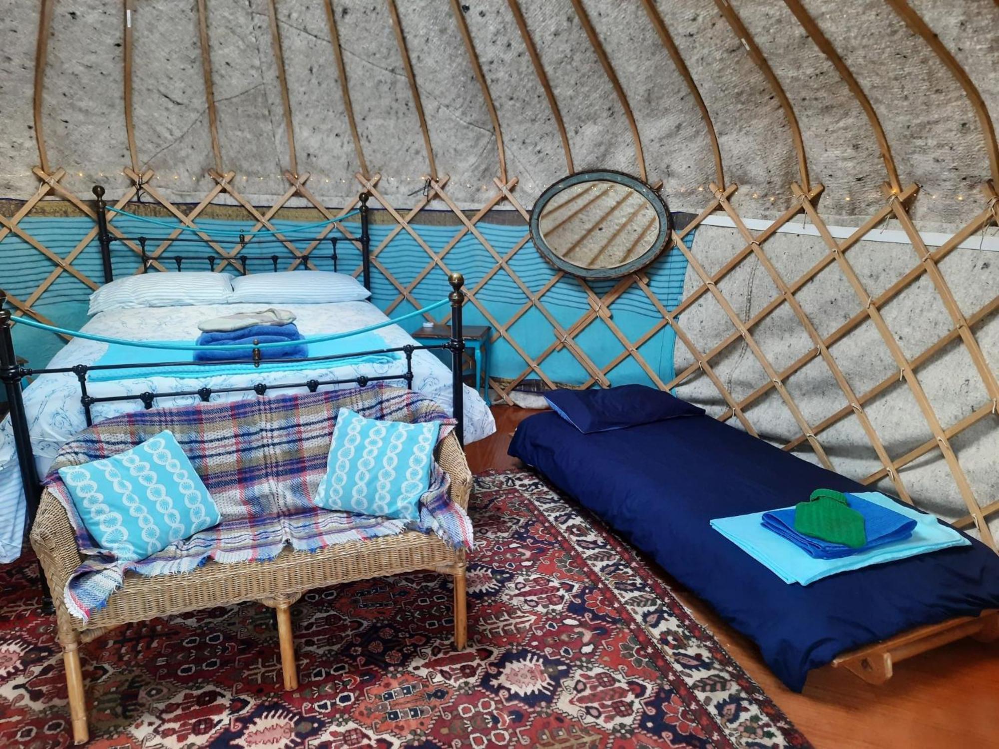 Ceridwen Glamping, Double Decker Bus And Yurts Hotel Llandysul Ngoại thất bức ảnh