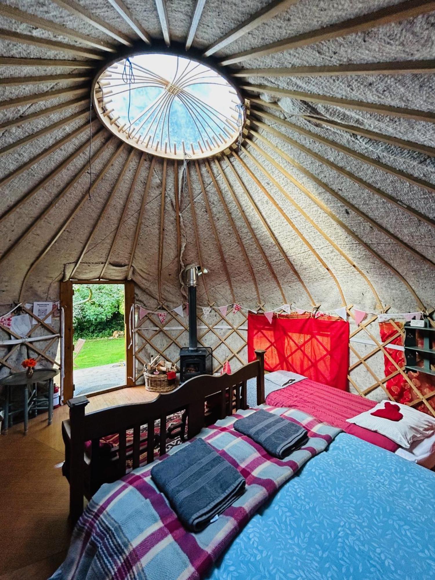 Ceridwen Glamping, Double Decker Bus And Yurts Hotel Llandysul Ngoại thất bức ảnh